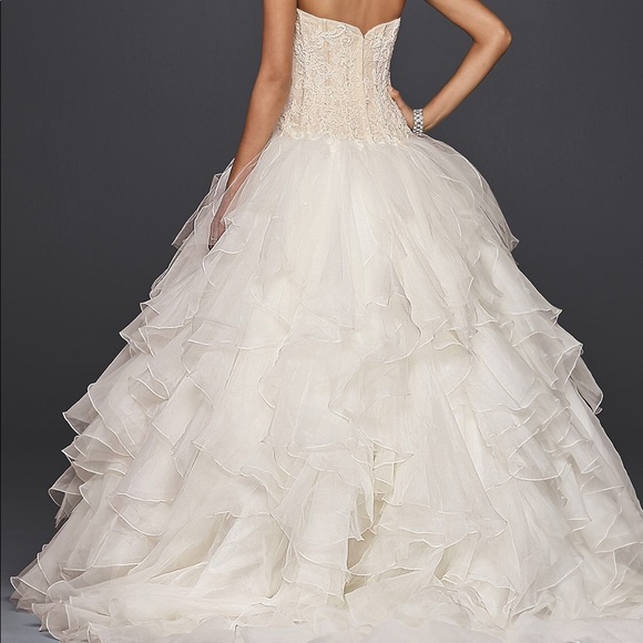 Beautiful ballroom wedding gown by Oleg Cassini - Picture 2 of 8